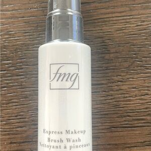 Express Makeup Brush Wash - White